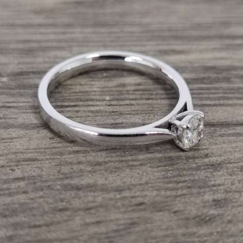 Excuisite 18ct White Gold Diamond Ring