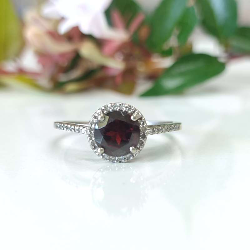 ##Bargain White Gold Garnet & Diamonds Ring over 1 carat