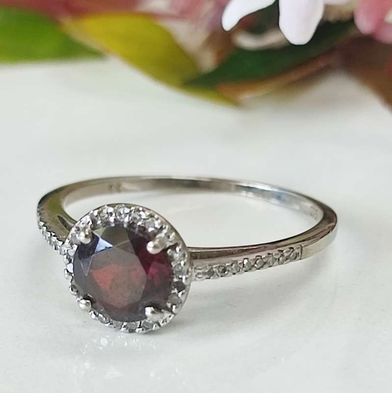 ##Bargain White Gold Garnet & Diamonds Ring over 1 carat