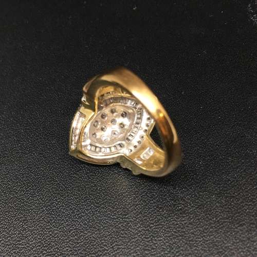 Gorgeous 9ct Yellow Gold Ladies Diamond Ring