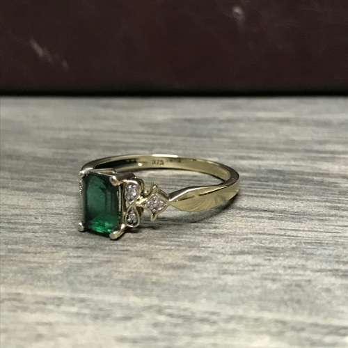 Stunning 9ct Yellow Gold Emerald & Diamond Ring