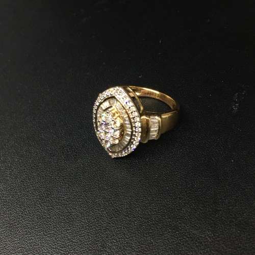 Gorgeous 9ct Yellow Gold Ladies Diamond Ring