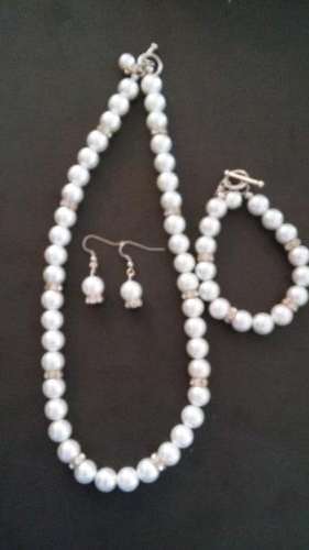 WHITE GLASS PEARLS WITH RHINESTONES NECKLACE,BRACELET AND EARINGS.