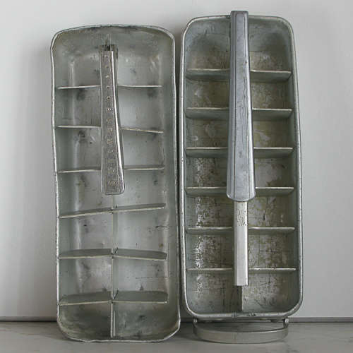 LOT, 2 ALUMINIUM ICE TRAYS