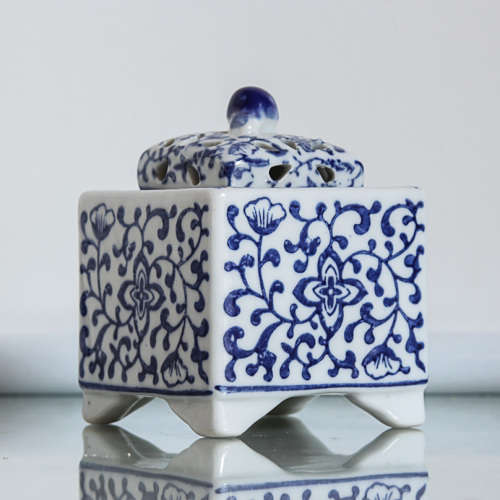SMALL VINTAGE COBALT BLUE ON WHITE PORCELAIN LIDDED POT WITH HOLES