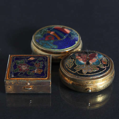 1 LOT OF 3. MINIATURE COMPACT LADIES TRAVEL ASHTRAYS