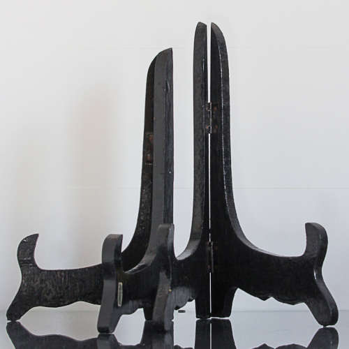 2 PLATE STANDS