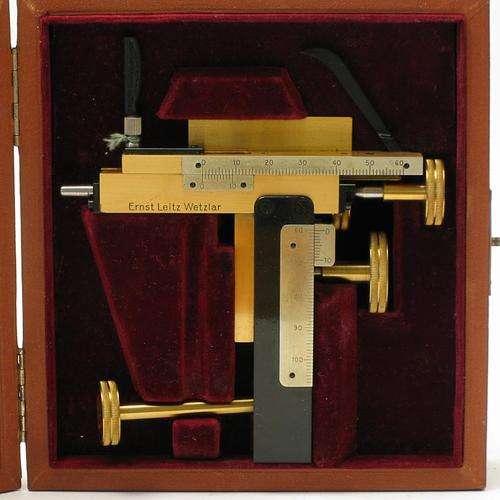 VINTAGE PHOTOGRAPHY INSTRUMENT Kreuztisch  E. Leitz Wetzlar  No. 137