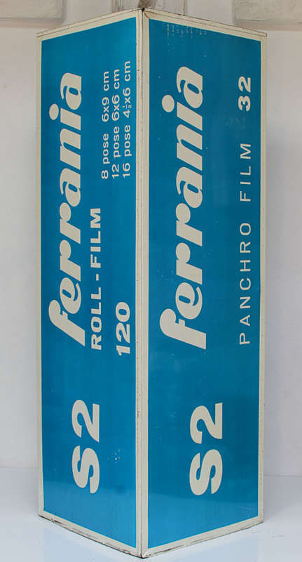 RARE FERRANIA ITALY ROLL-FILM 120 S2 PHOTOGRAPHIC DISPLAY IN GOOD CONDITION.