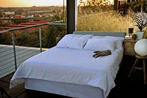 Luxury embroidered KING SIZE bed duvet set complete with fitted sheet, flat sheet and pillow cases