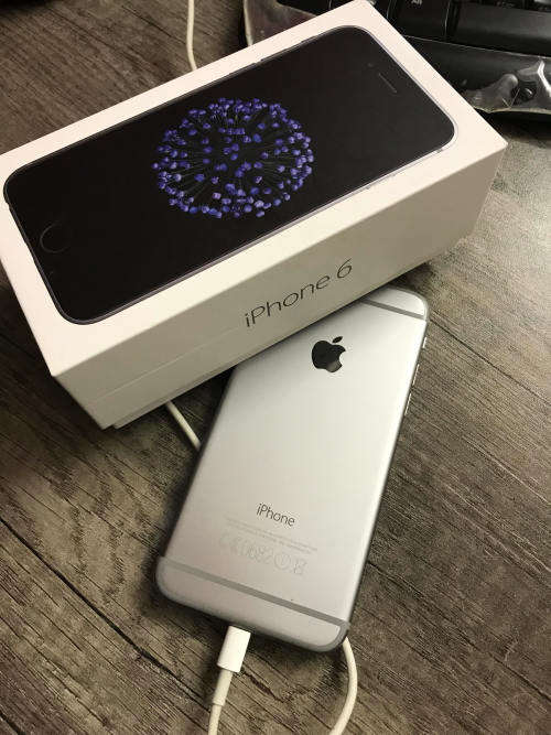 Apple iPhone 6 32GB *** as new *** with box and charger condition : 10 / 10