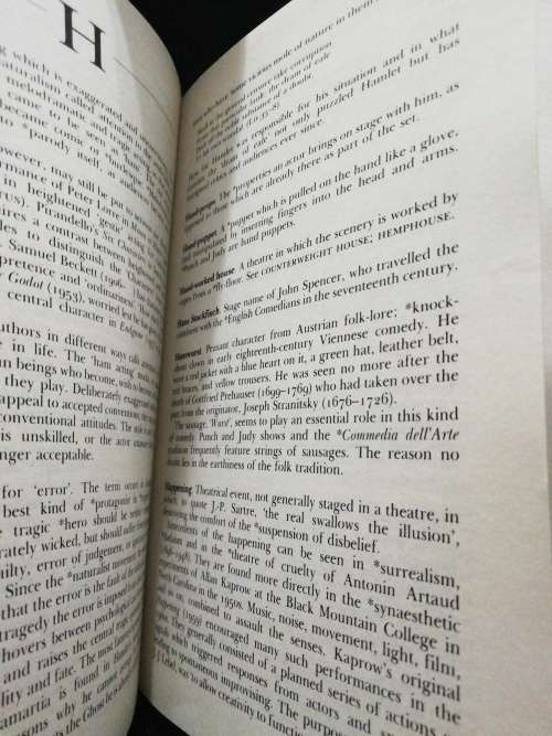 The Batsford Dictionary of Drama / Terry Hodgson