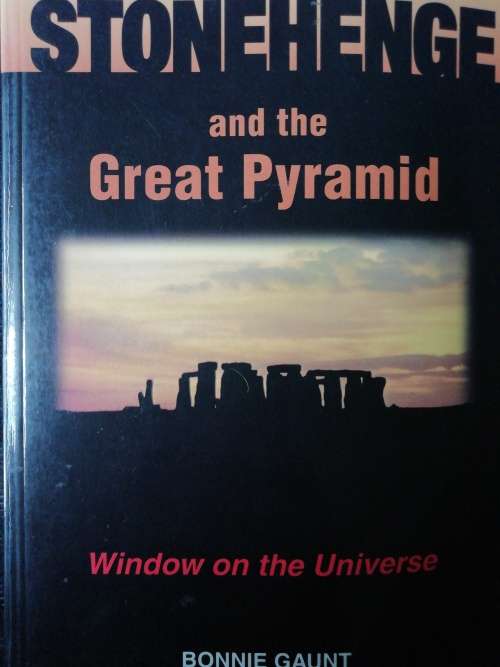 STONEHENGE AND THE GREAT PYRAMID / Bonnie Gaunt