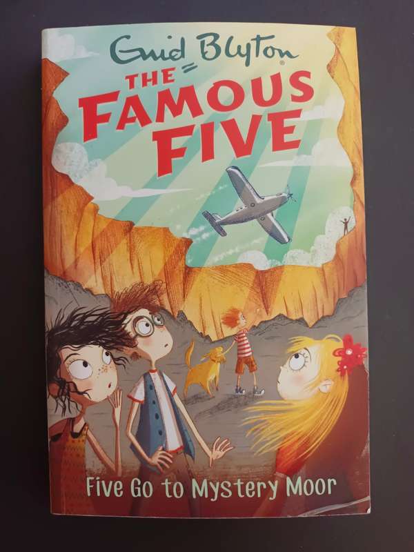 The Famous Five: Five Go to Mystery Moor / Enid Blyton