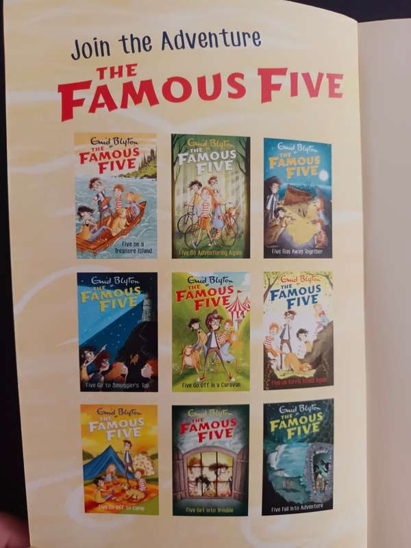 The Famous Five: Five Go to Mystery Moor / Enid Blyton