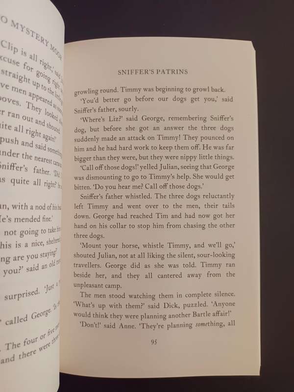 The Famous Five: Five Go to Mystery Moor / Enid Blyton