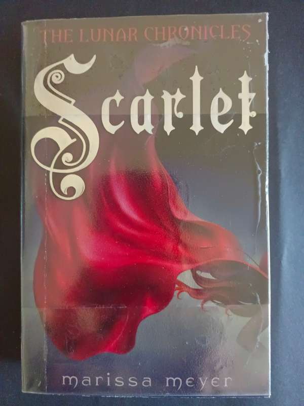 The Lunar CHRONICLES: Scarlet / Marissa Meyer