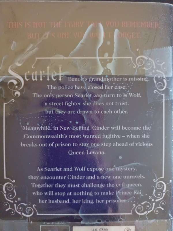 The Lunar CHRONICLES: Scarlet / Marissa Meyer
