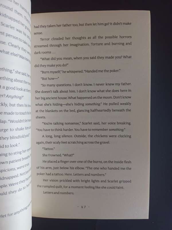 The Lunar CHRONICLES: Scarlet / Marissa Meyer