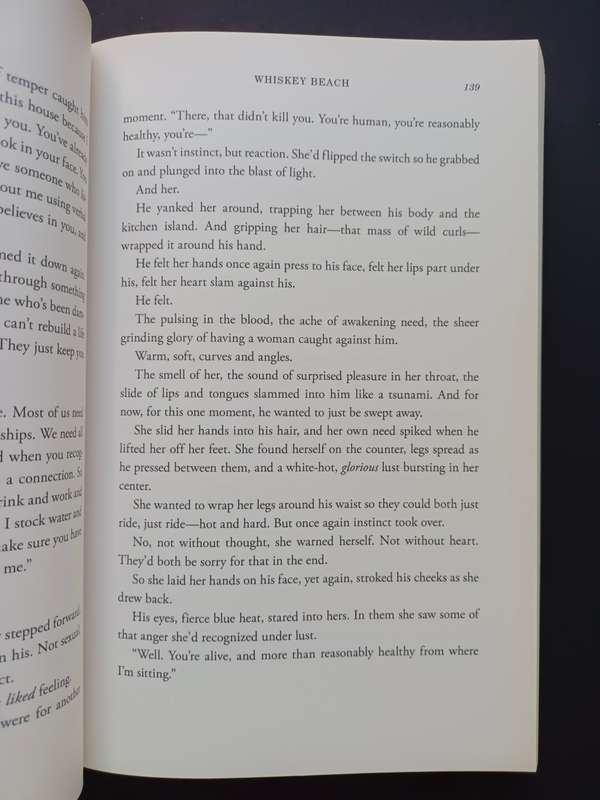 WHISKEY BEACH / NORA ROBERTS
