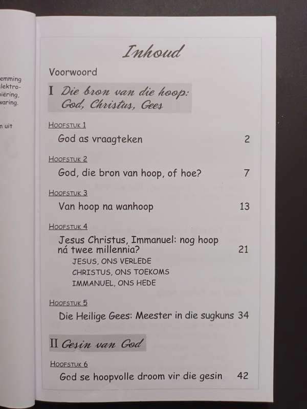 Onder die skewe reenboog / Piet Naude