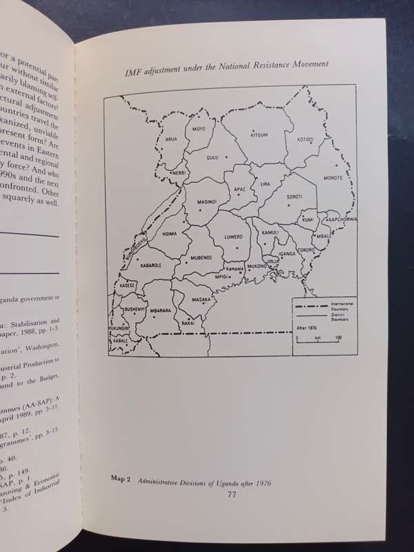 Changing Uganda / Holger Bernt Hansen & Michael Twaddle