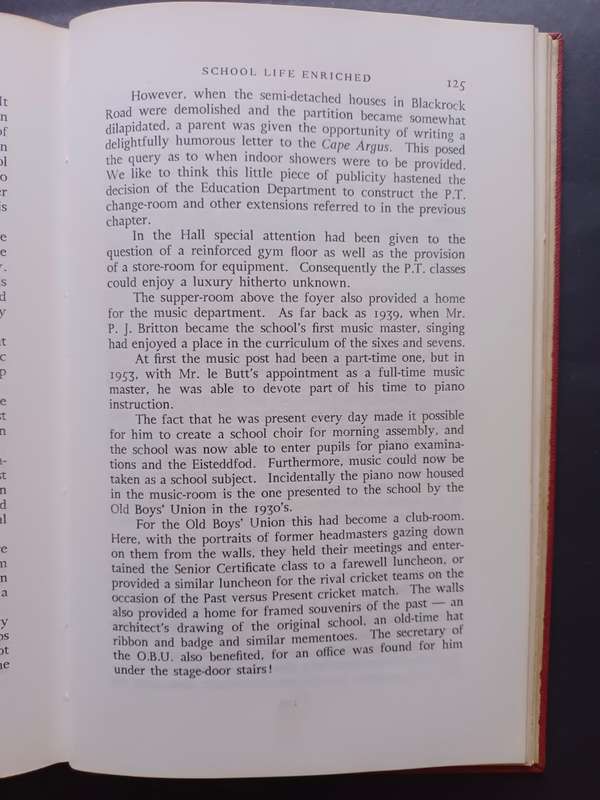 BENEATH THE LION BOLD : THE STORY OF THE GREEN AND SEA POINT BOY`S HIGH SCHOOL / FRANK QUINN