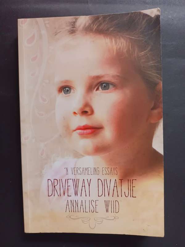 `n Versameling Essays: DRIVEWAY DIVATJIE / Annalise Wiid