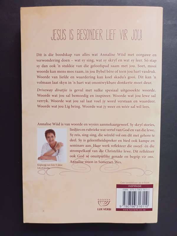 `n Versameling Essays: DRIVEWAY DIVATJIE / Annalise Wiid