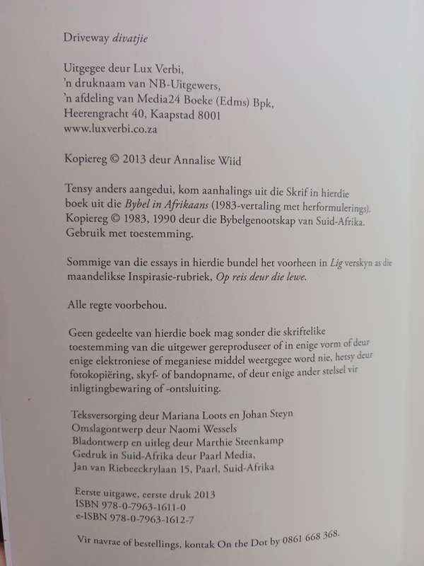 `n Versameling Essays: DRIVEWAY DIVATJIE / Annalise Wiid