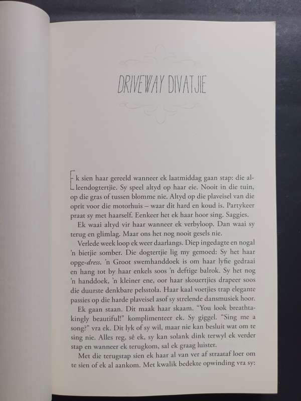 `n Versameling Essays: DRIVEWAY DIVATJIE / Annalise Wiid