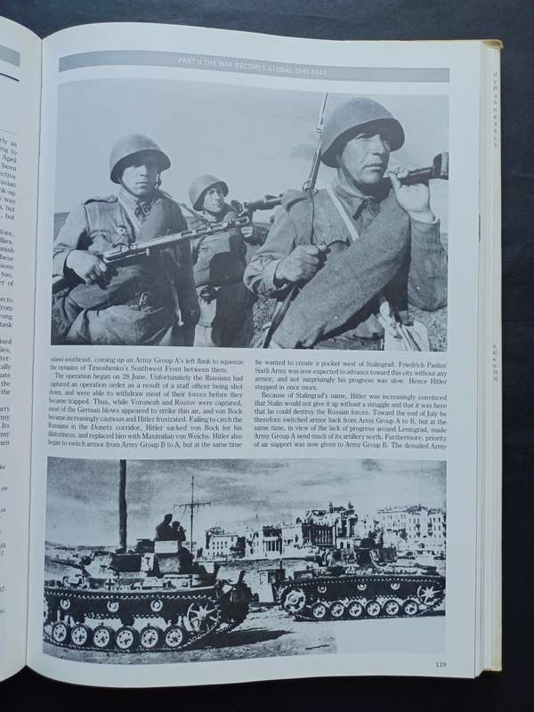 The Pictorial History of World War II / Charles Messenger