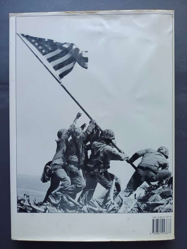 The Pictorial History of World War II / Charles Messenger