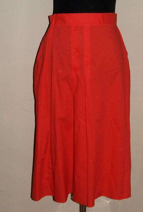 absoulty gorgeous red skirt with side pocket and pleat detail