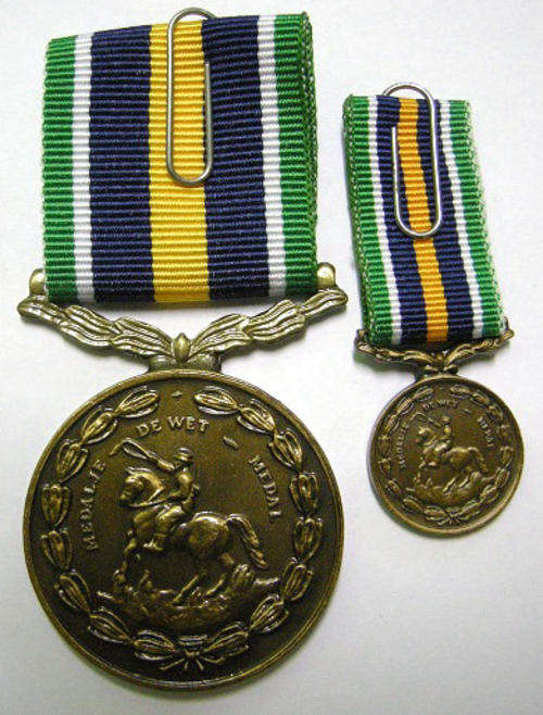 Full Size De Wet Medal Numbered @ Back Uniface Suspender & Miniature De Wet Medal