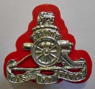 14 Field Regiment Beret Badge on Red Plastic Backing Dinnes 250