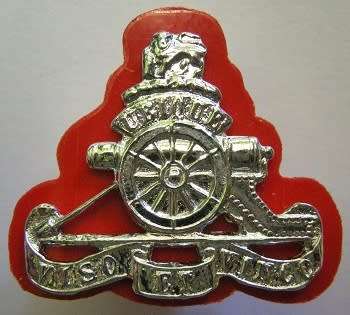 14 Field Regiment Beret Badge on Red Plastic Backing Dinnes 250