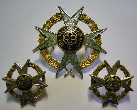 Chaplains Bi-Metal Cap Badge Dinnes 545 Loop Type & Pair Collar Badges