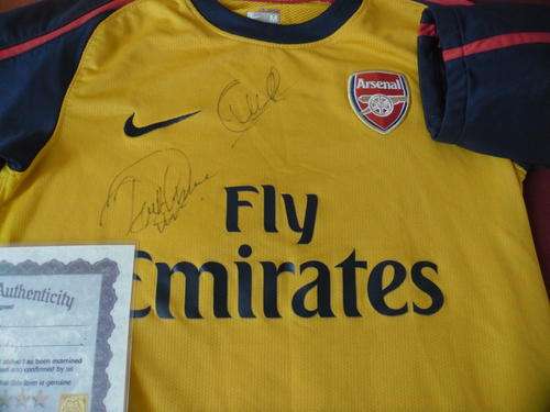 Arsenal Soccer / football shirt signed by Thiery Henry and V. Persie + COA