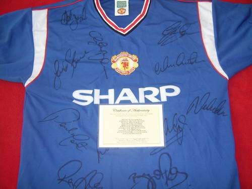 Manchester United Squad signed shirt + COA