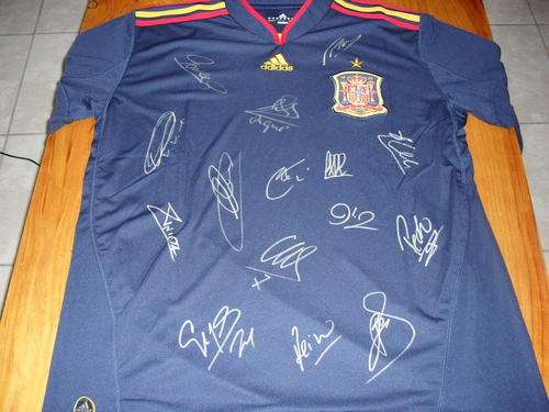 WOW!! INCLUDES SPAIN WINNING SQUAD SIGNED PLAYERS AWAY FOOTBALL SOCCER SHIRT crazy!!