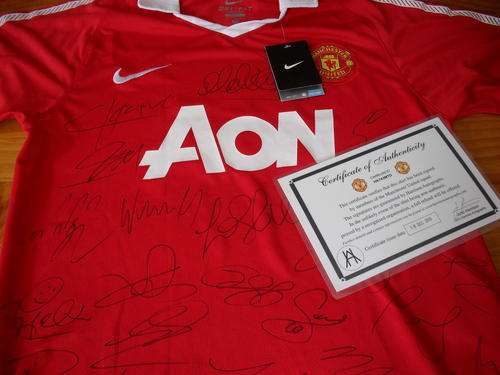 CRAZY!!! NEW TEAM SIGNED MANCHESTER UNITED FOOTBALL /SOCCER SHIRT!! + COA!!