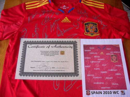 SPAIN WORLD CUP 2010 WINNING SQUAD SIGNED FOOTBALL /SOCCER SHIRT!! + COA!!