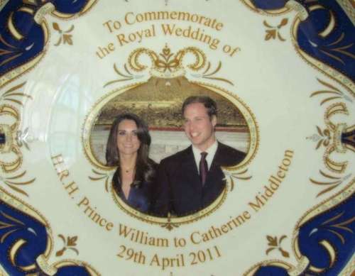 Commemorative Royal Wedding Of Prince William And Catherine Middleton Plate + Box - Royal Crest