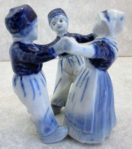 Cute Delft Dancing Children Figurine - 8,5cm/9,5cm