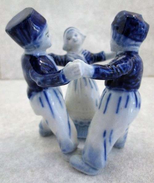Cute Delft Dancing Children Figurine - 8,5cm/9,5cm