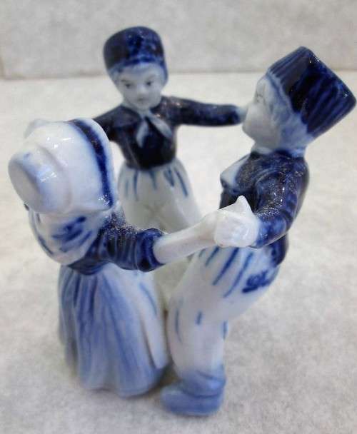 Cute Delft Dancing Children Figurine - 8,5cm/9,5cm