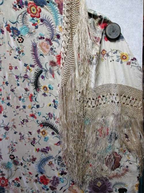 Stunning Vintage Embroidered Tablecloth With Crochet Detail & Tassles - +/- 150cm/150cm