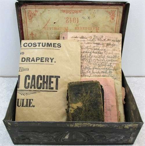 1912 Antique Tin, With Stored Contents, Looks Like Recipes & A Psalm Book - 20,5cm/13,5cm/6,5cm