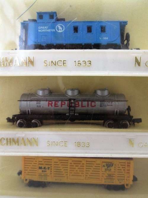 Bachmann N Gauge Locomotive + 5 Freight Cars, 8 Tracks, Transformer